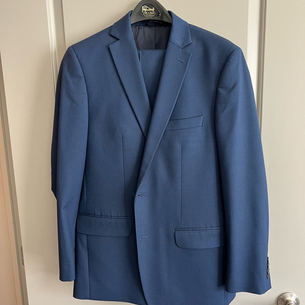 Apt 9 Slim Fit two piece suit 42R with 33/30 pants. Used 2-3 times very clean